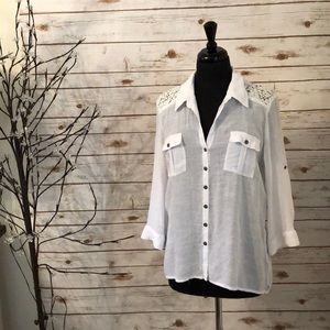 ❤️BEAUTIFUL WHITE TOP❤️